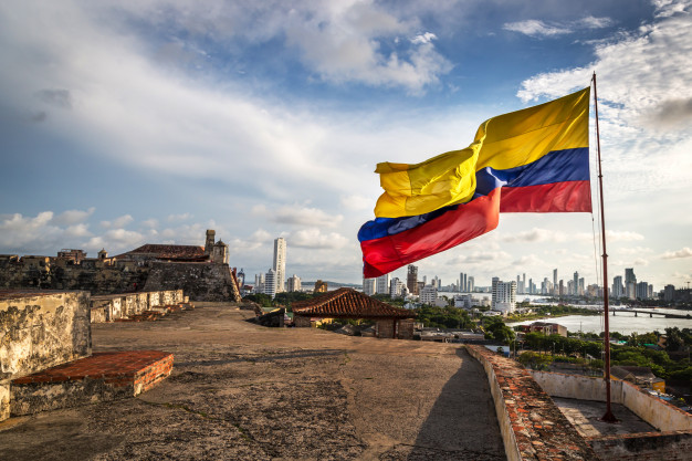 bandera-colombiana-fuerte-cartagena-dia-nublado-ventoso-cartagena-colombia_71041-13